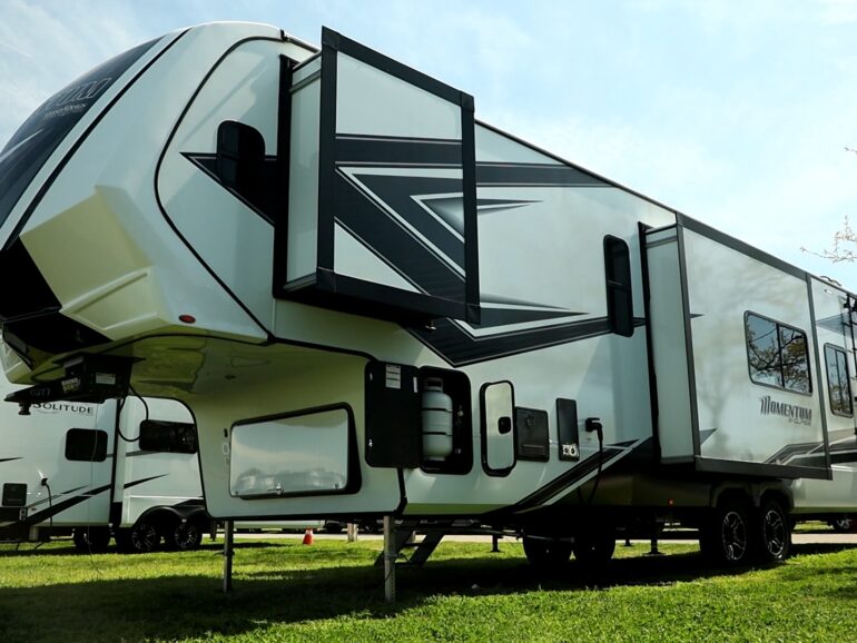 25 août : Capital, M6 : “Low-cost ou grand luxe, le business XXL des camping-cars”